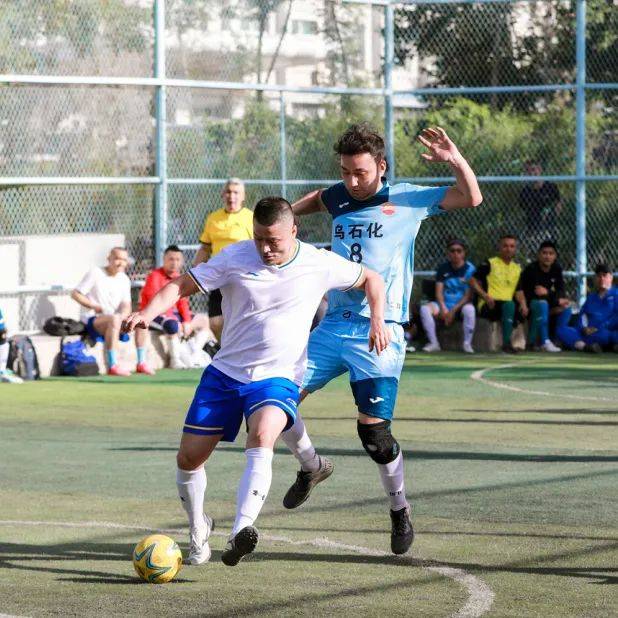 激烈足球比赛中球员场上默契配合 激烈足球比赛中球员场上默契配合