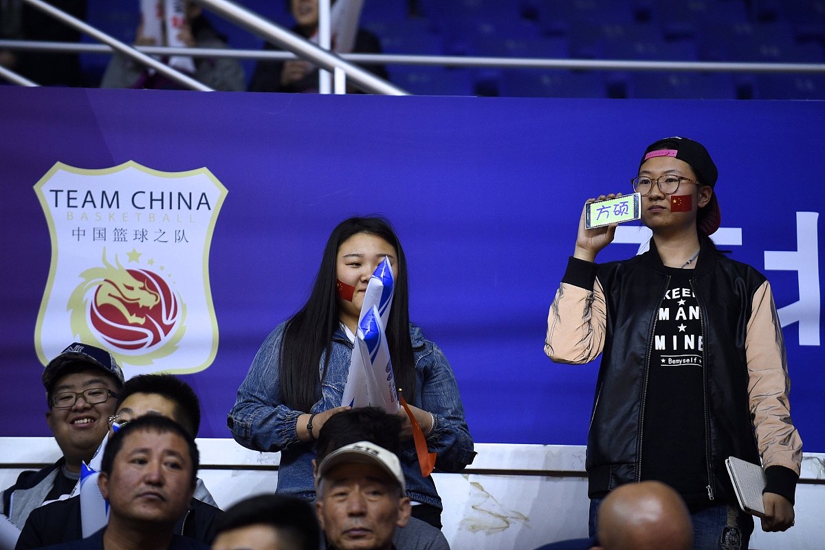 现场气氛热烈！选手受到观众鼓励