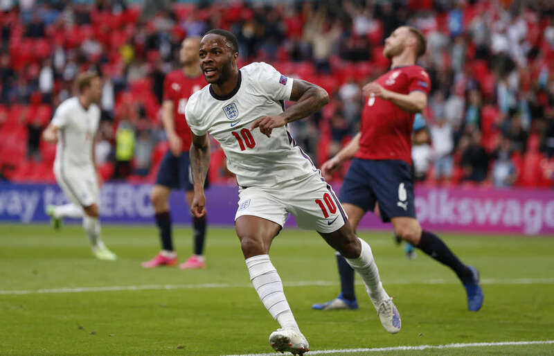 爱游戏官网-意大利艰难打平波兰，小组头名位置动摇