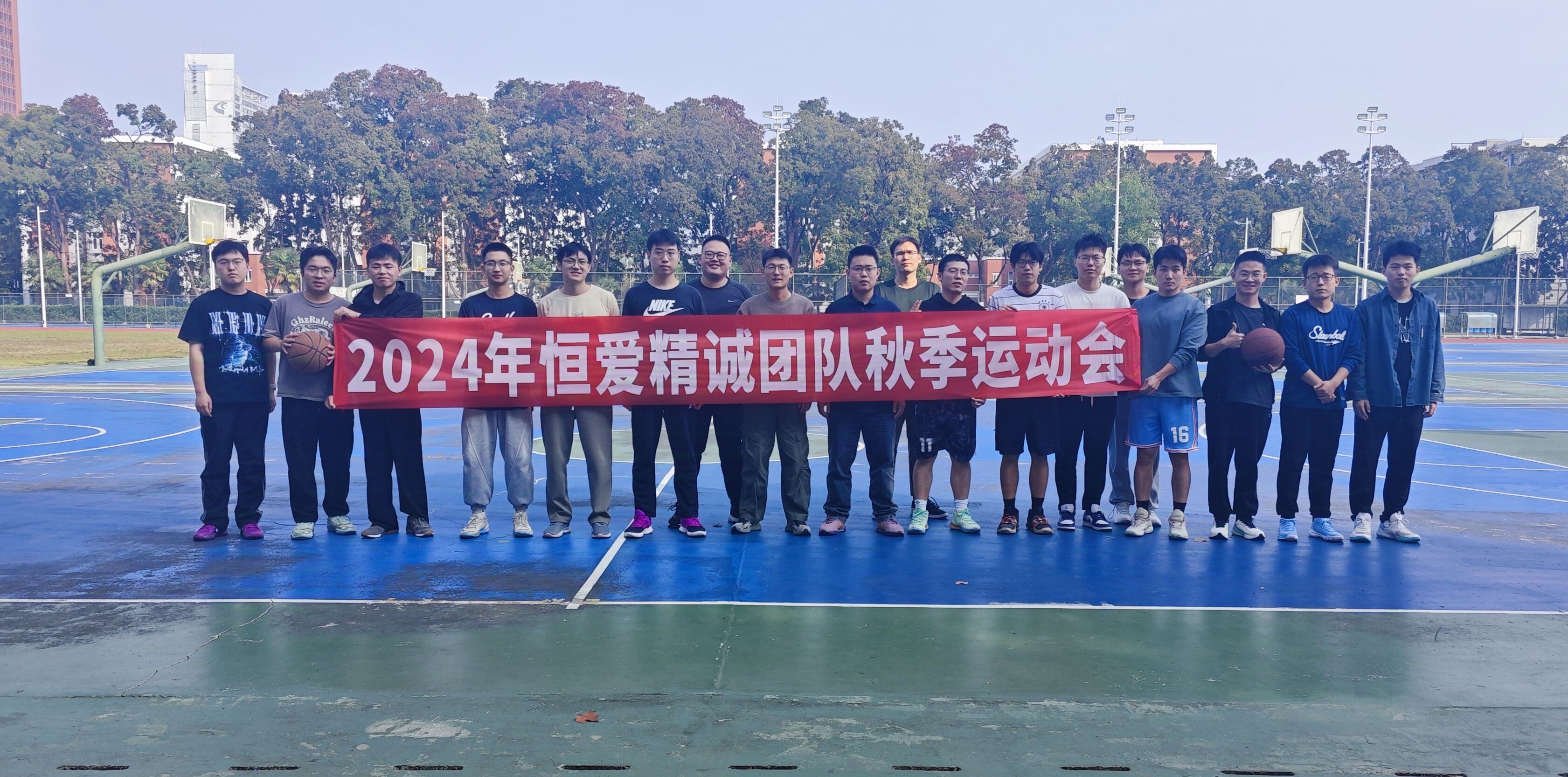 运动员团结协作,以团队荣誉为荣誉 运动员团结协作,以团队荣誉为荣誉