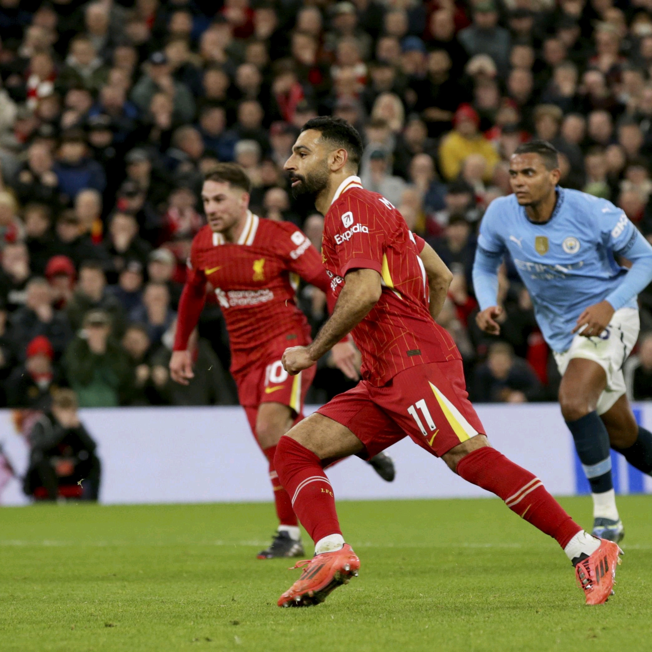 爱游戏app-利物浦客场平局，红军遭遇积分滑坡