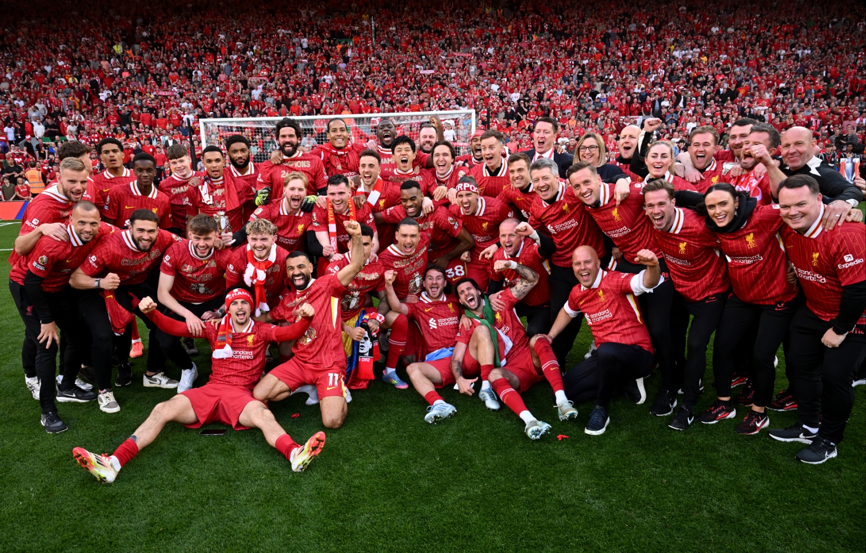 爱游戏官网-一支球队在国际比赛中闪耀登场，获得胜利