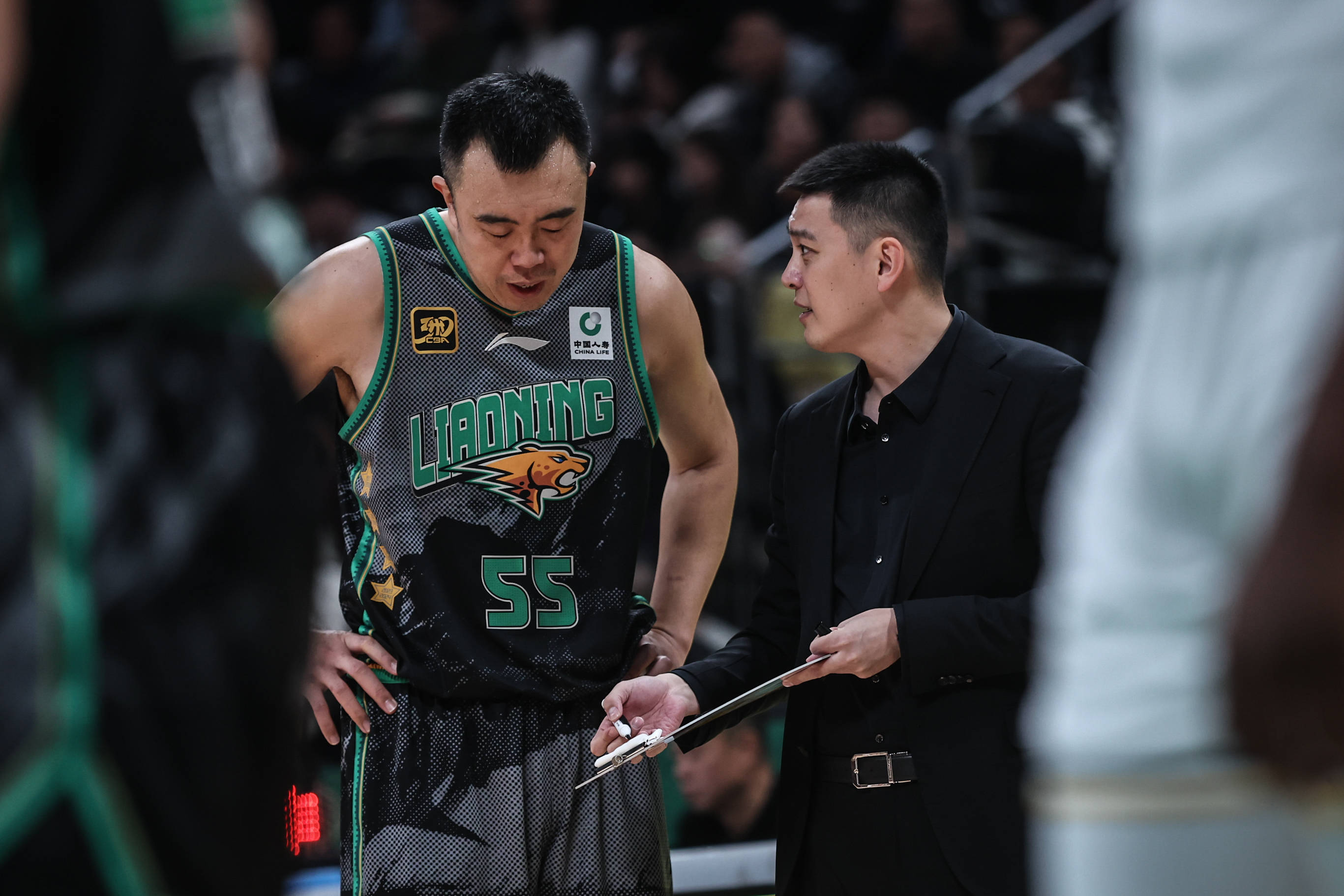 河南男篮与辽宁男篮对决，球场激烈氛围高涨的简单介绍