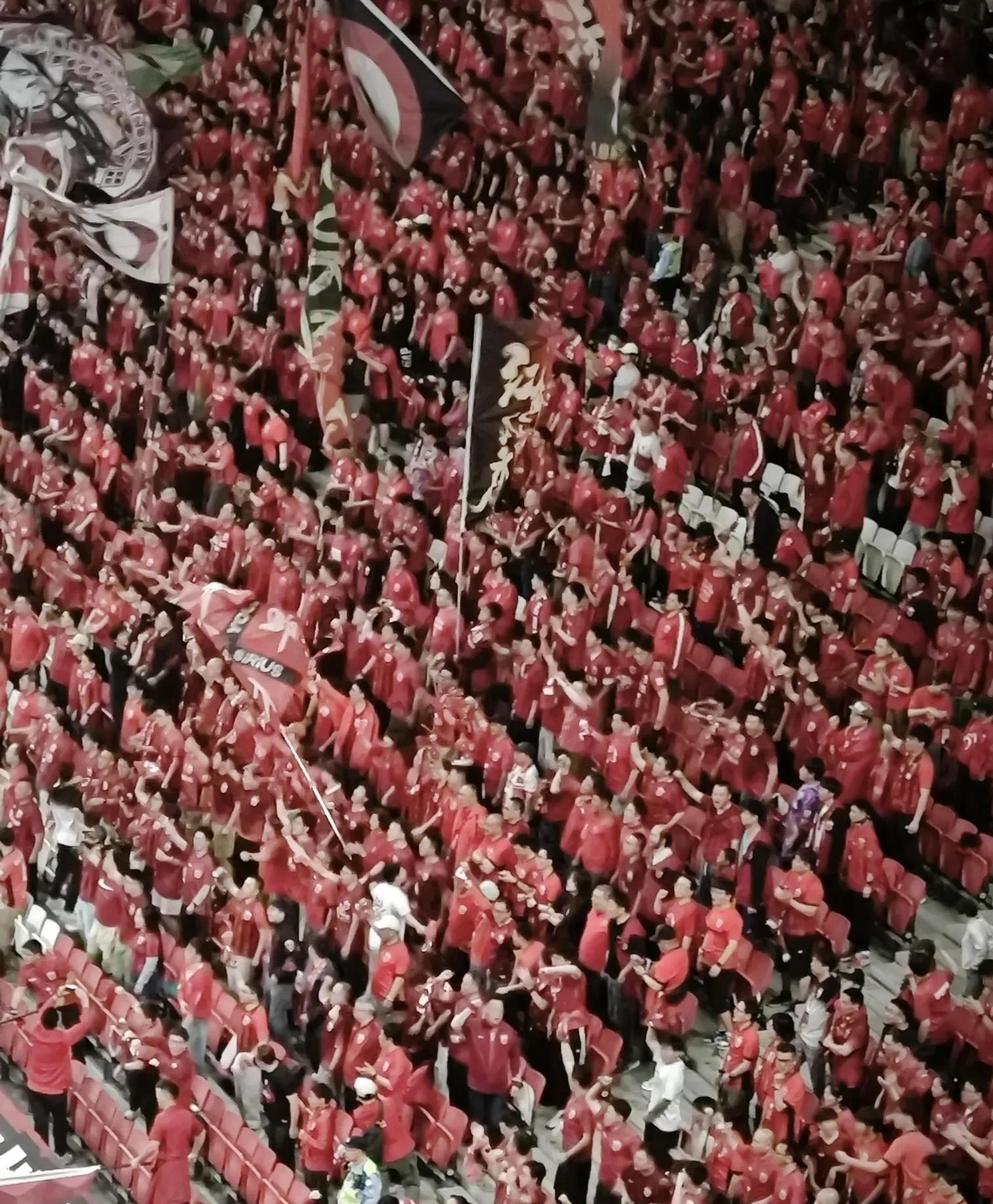 爱游戏官网-上港对恒大：顶级对决引球迷狂热