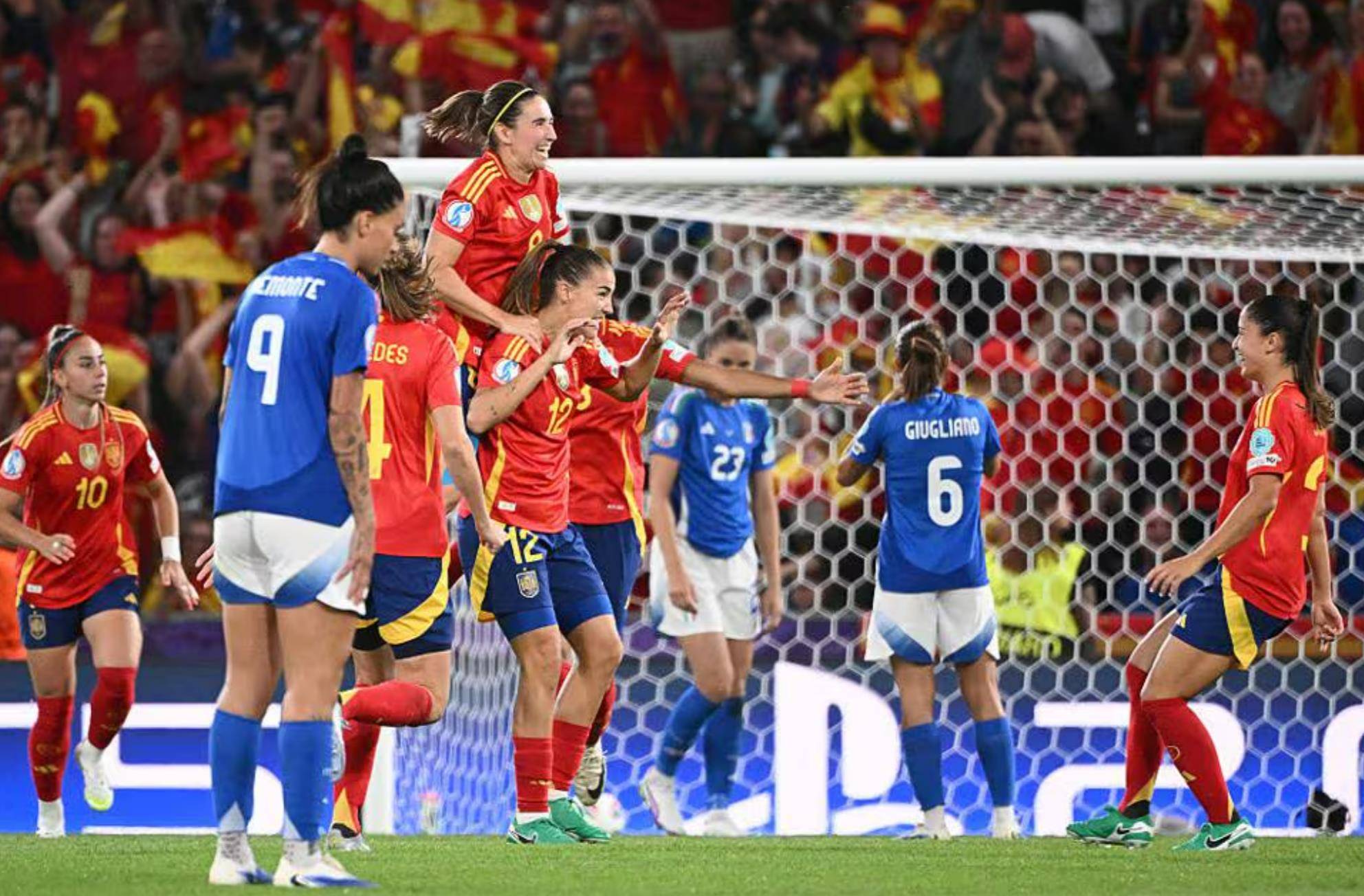 美女战士破门得分：女足国家队夺得比赛胜利