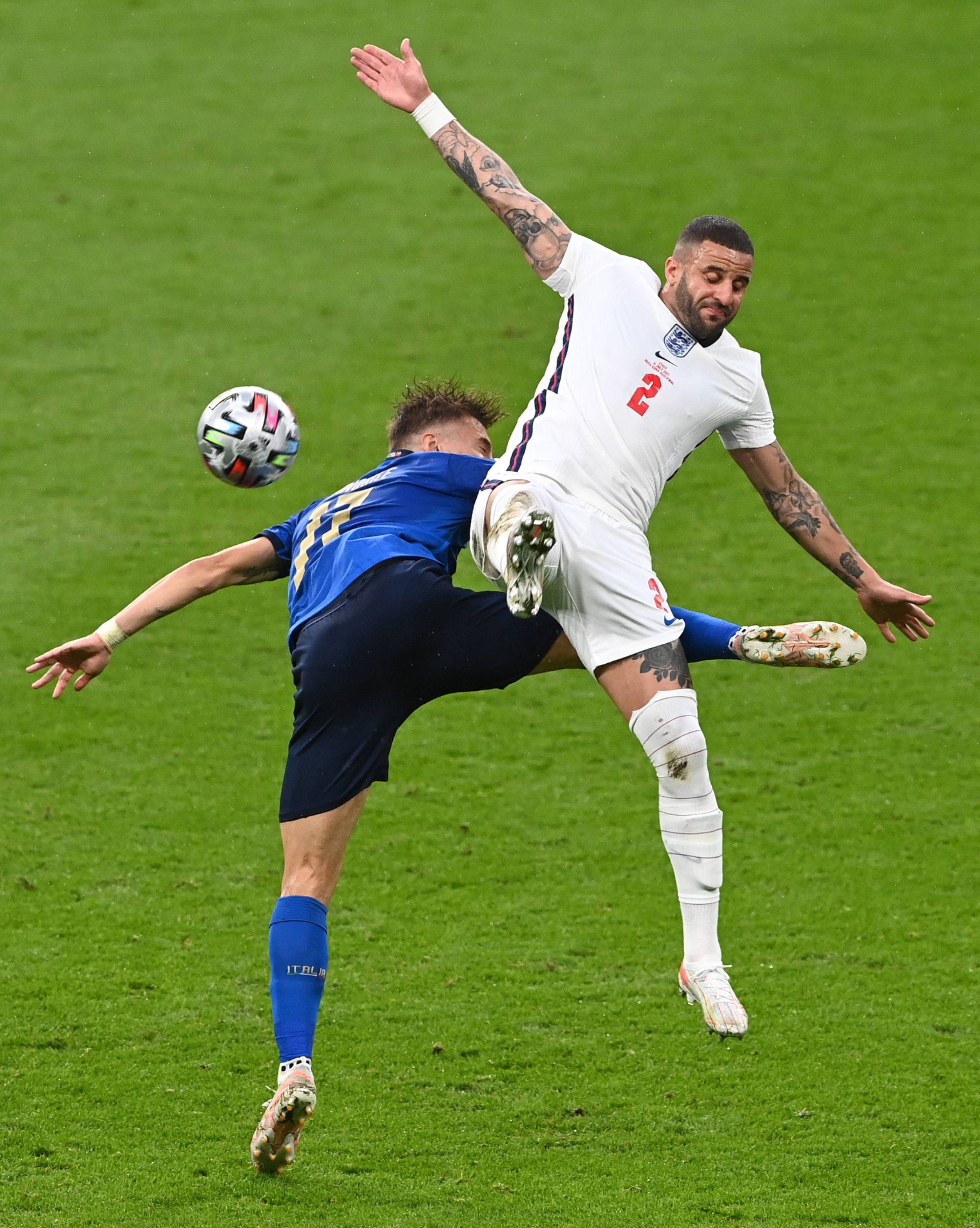 包含气氛热烈的欧洲足球盛宴:球员们在赛场上奋勇争胜的词条 包含气氛热烈的欧洲足球盛宴:球员们在赛场上奋勇争胜的词条