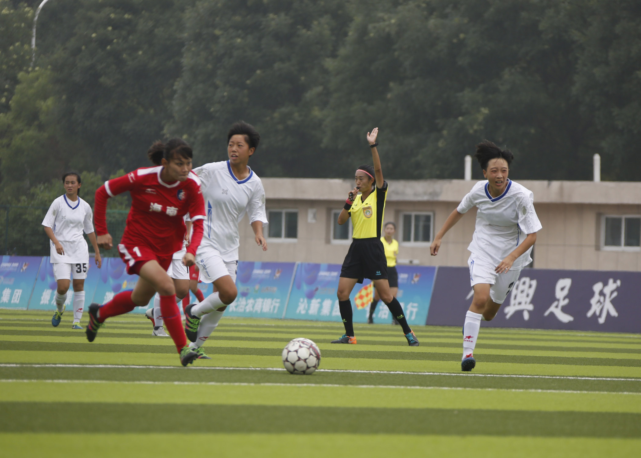 赛前准备：足球队员们的决胜时刻