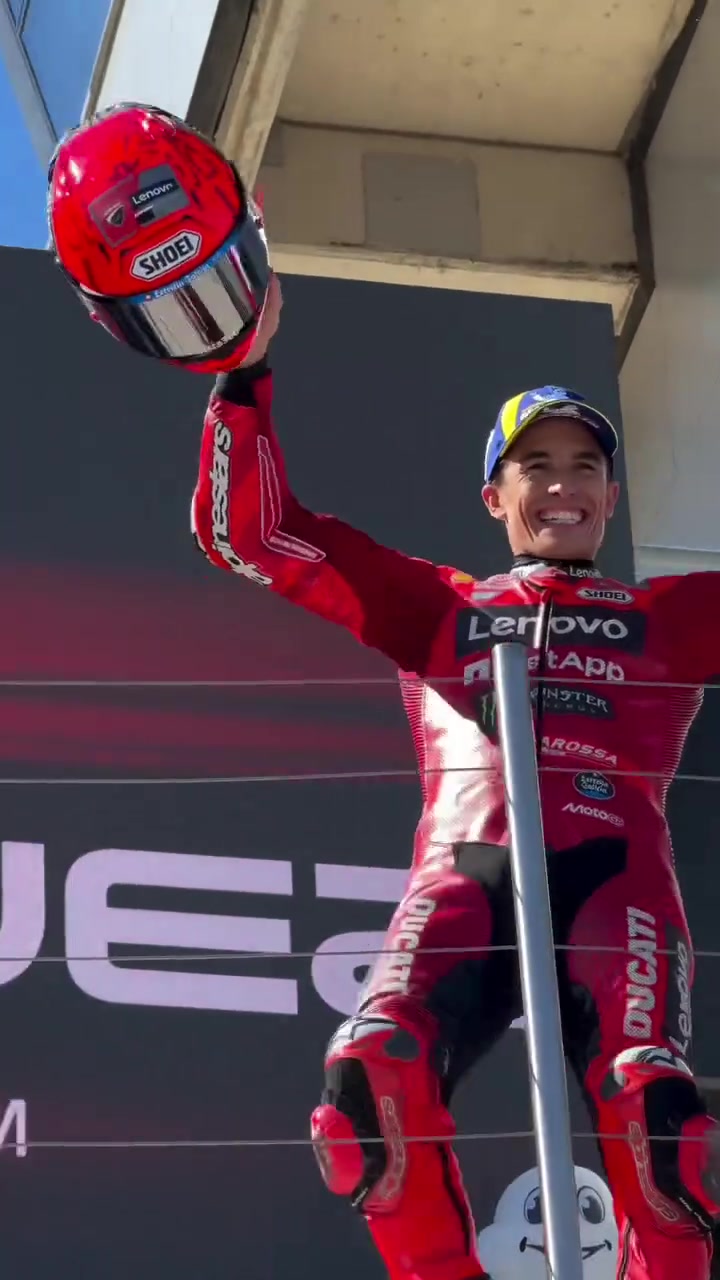 球队连胜斩获冠军喜悦洋溢全场 球队连胜斩获冠军喜悦洋溢全场