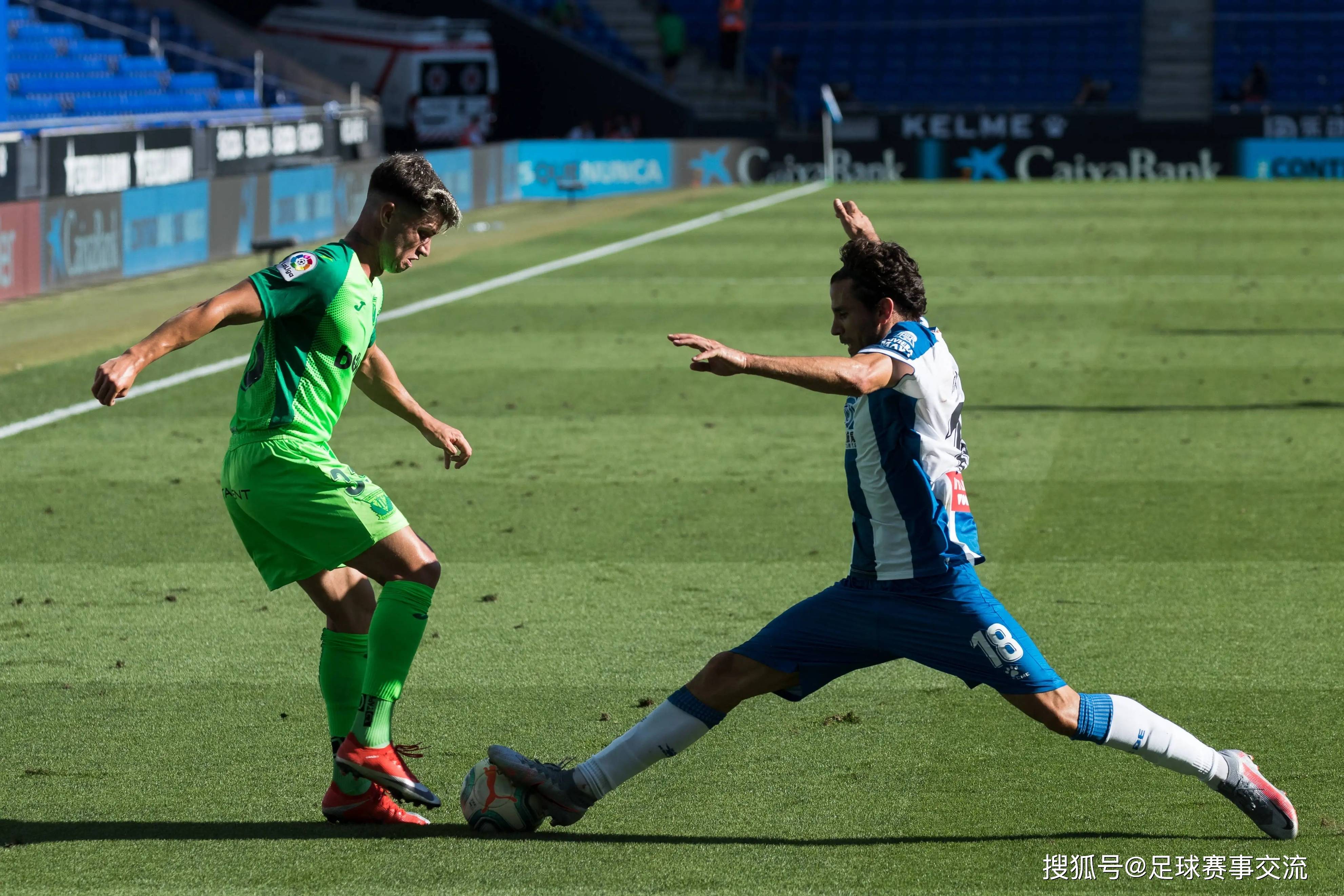 国内足球联赛争夺激烈,胜负难分着实惹人关注 国内足球联赛争夺激烈,胜负难分着实惹人关注