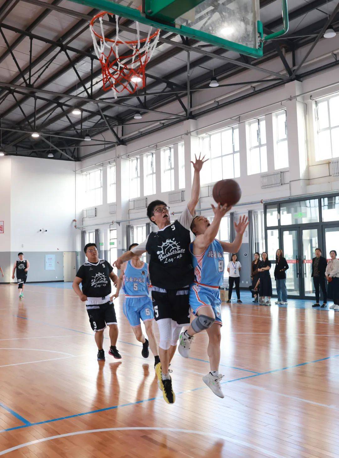 篮球赛场上精彩瞬间不容错过 篮球赛场上精彩瞬间不容错过