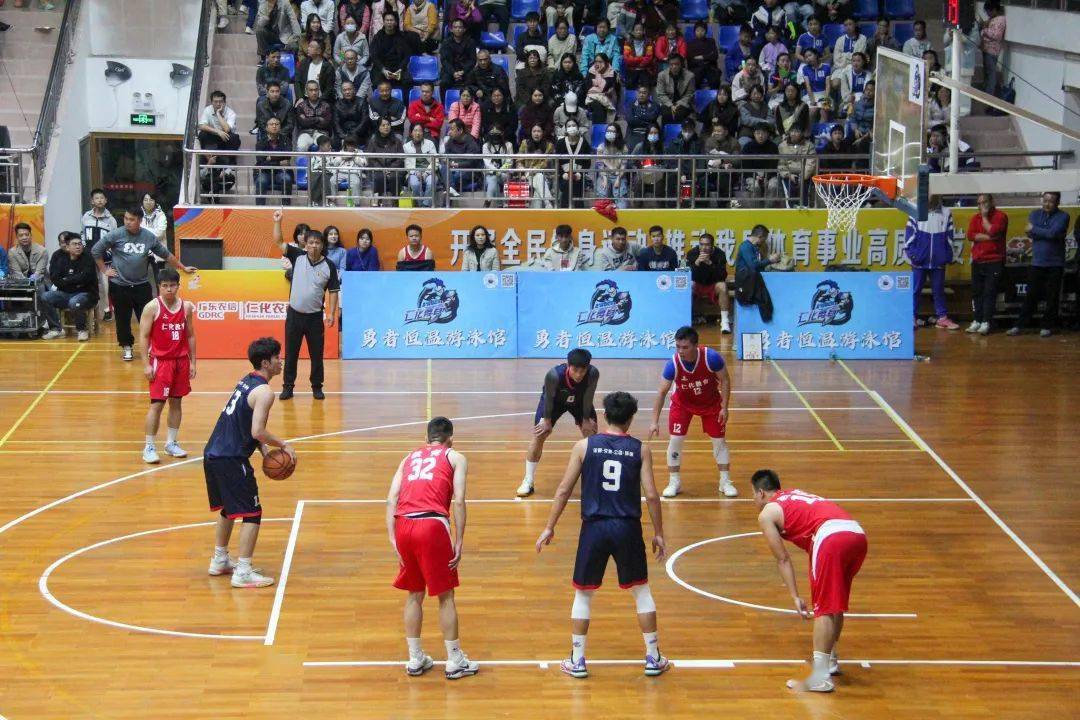 火热瞬间:篮球比赛现场球迷热情高涨,加油声震耳欲聋的简单介绍 火热瞬间:篮球比赛现场球迷热情高涨,加油声震耳欲聋的简单介绍