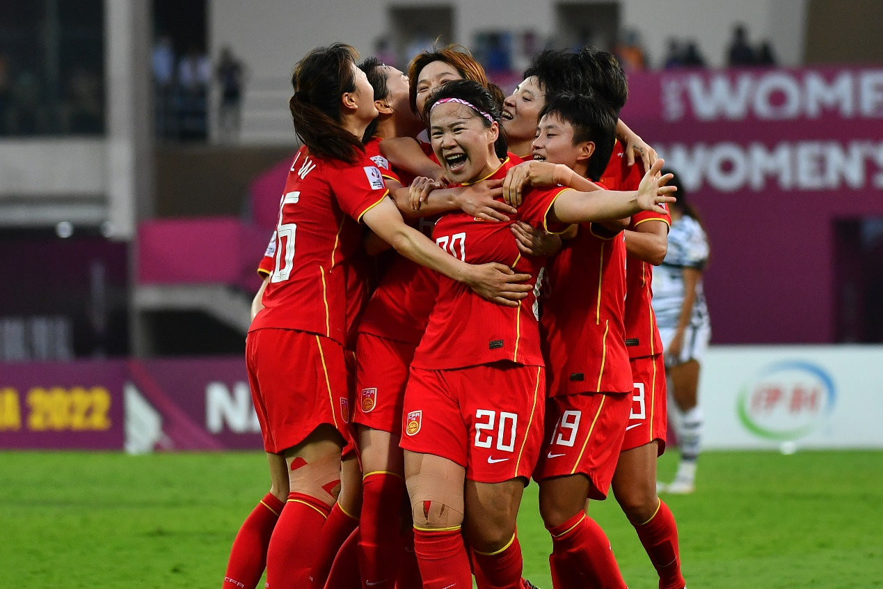 爱游戏入口-足球比赛：女队员们展现让人惊艳的实力